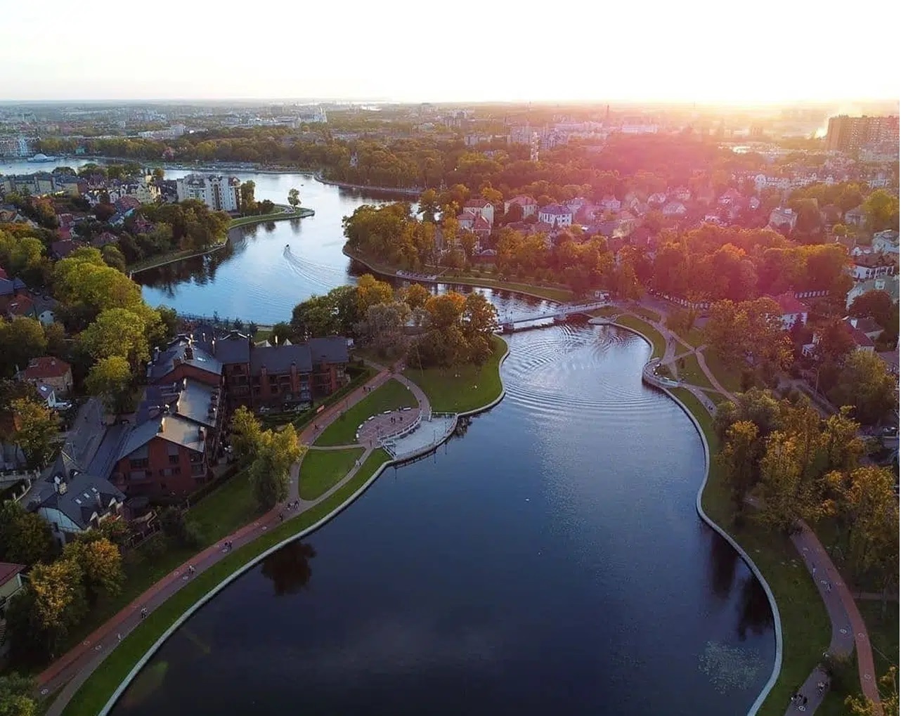 Верхнее озеро (Озеро Верхнее) и его набережная. Фото: royallake.ru. Верхнее озеро (Озеро Верхнее) и его набережная. Фото: royallake.ru.