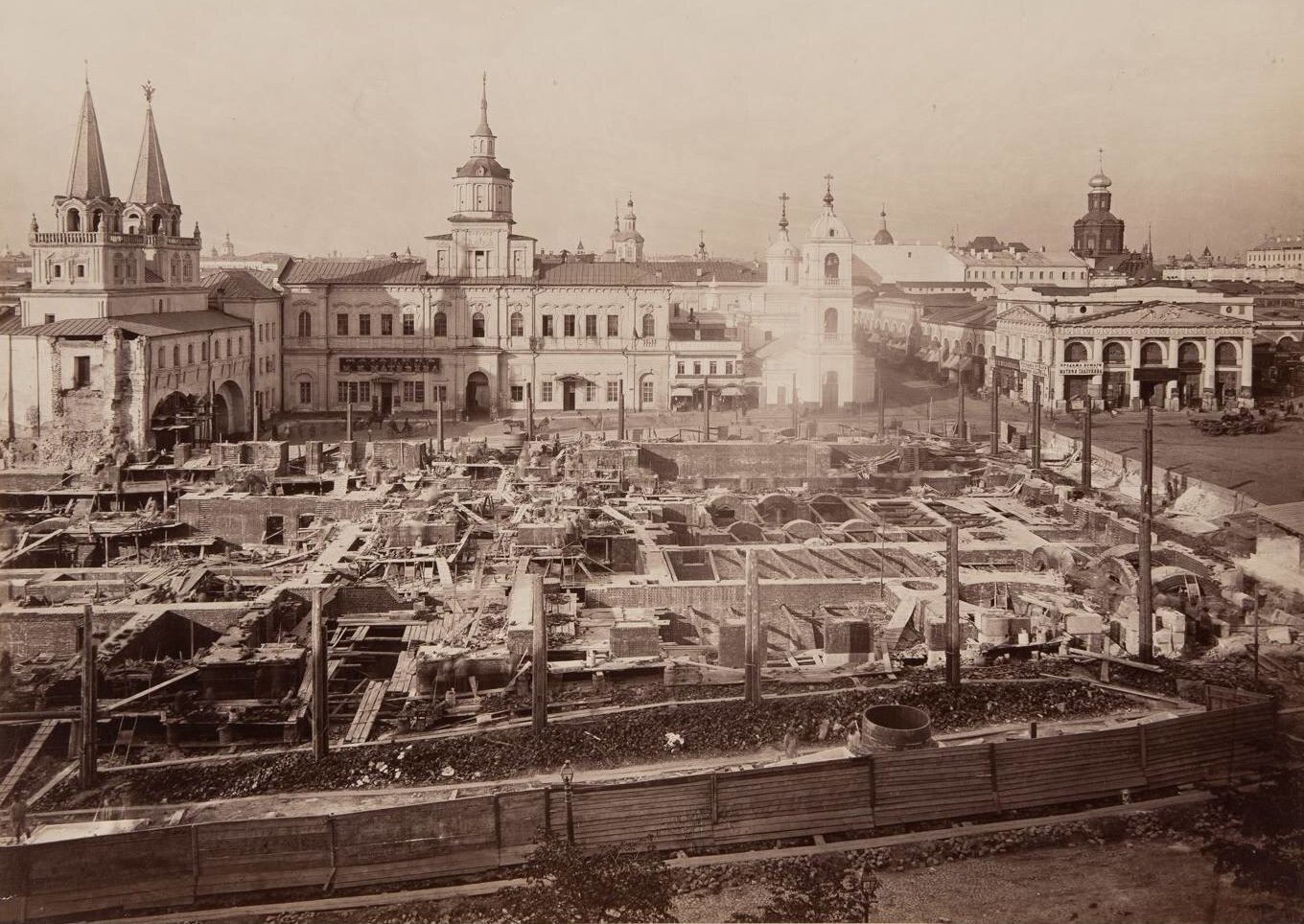Строительство музея. Вид от Кремля, 1875—1876. Источник: pastvu.com Строительство музея. Вид от Кремля, 1875—1876. Источник: pastvu.com