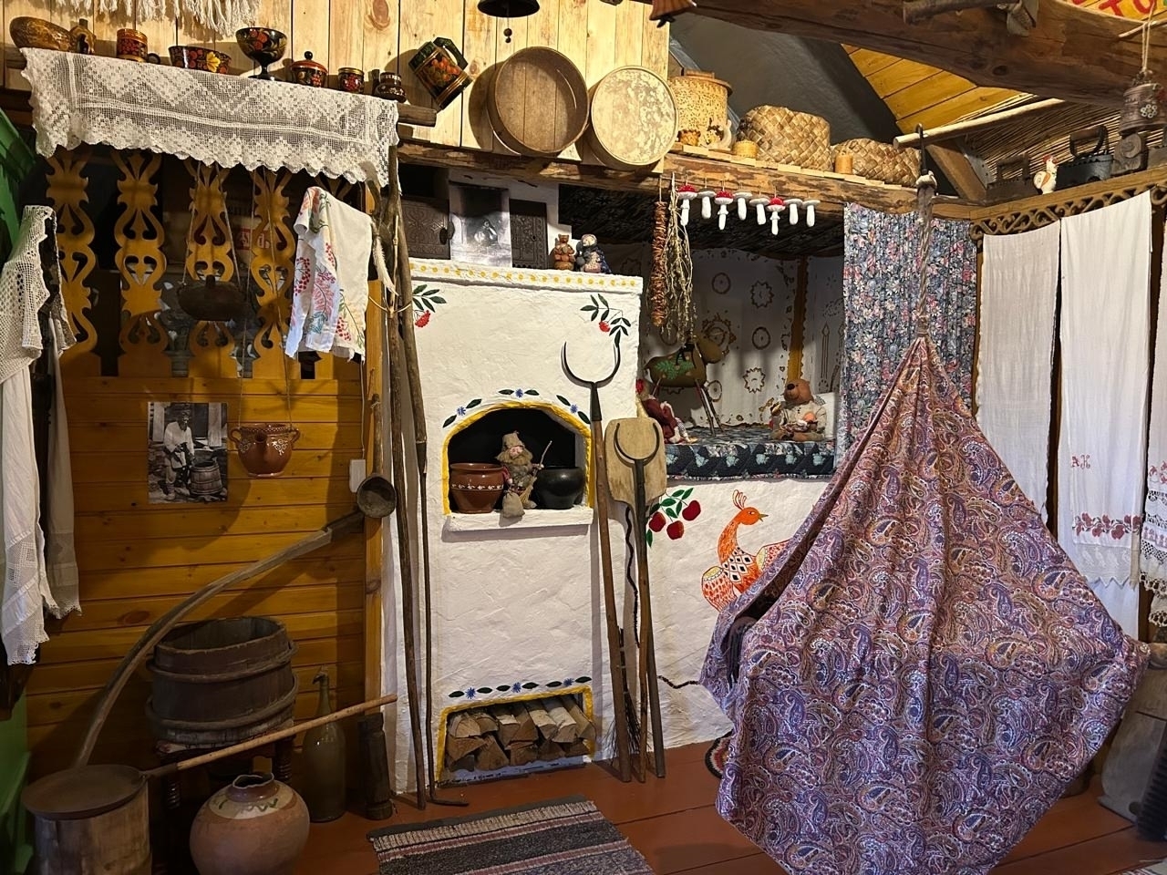 Дом-музей тумского сказителя «Были-небыли». Фото из личного архива Алексея Гушана.