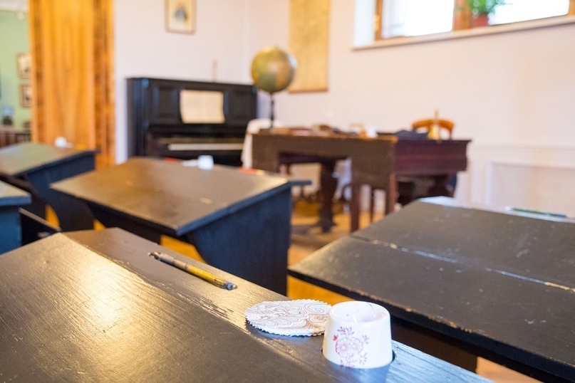 29 марта, воскресенье, 12.00 «В старой гимназии» Занятие с творческим заданием для семейной аудитории с детьми от 7 лет Преобразование Российской империи Александром II невозможно было осуществить без реформы образования. Современные школьники побывают в гимназии XIX века, познакомятся с расписанием занятий и её традициями. Обстановка старинного класса, наглядные пособия, ученические принадлежности дадут представление о том, чему учили российских гимназистов и как готовили их к служению Отечеству. Вместе вспомним историю жизни гимназиста Тёмы Карташёва, которую описал в своей повести Николай Гарин-Михайловский. Предлагаем юным посетителям попробовать силы в чистописании перьевой ручкой и чернилами. Билеты: https://polithistory.tn-cloud.ru/event/6ED1D8E57C803C66FA59231C0B71DF2FD00AEBA9/2026-03-29/12:00