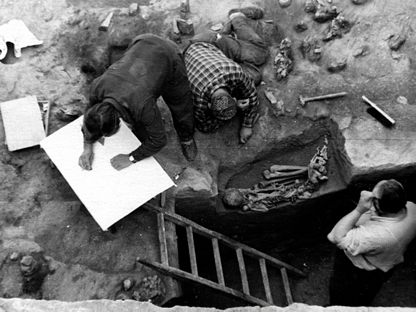 Работа по расчистке погребения на стоянке Костенки 14