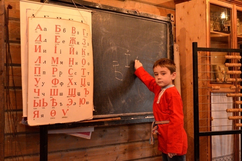 1 апреля, среда, 16.00 «Где учился Филипок» Занятие с творческим заданием для семейной аудитории с детьми от 7 лет Предлагаем ребятам отправиться вслед за героем рассказа Льва Толстого в старинную сельскую школу XIX века. Здесь они узнают, чему и как учили крестьянских детей, побывают на уроках русской словесности, арифметики. А ещё обсудим на занятии почему путь к знаниям не бывает лёгким. Билеты:  https://polithistory.tn-cloud.ru/event/6ED1D8E57C803C66FA59231C0B71DF2FD00AEBA9/2026-04-01/16:00 