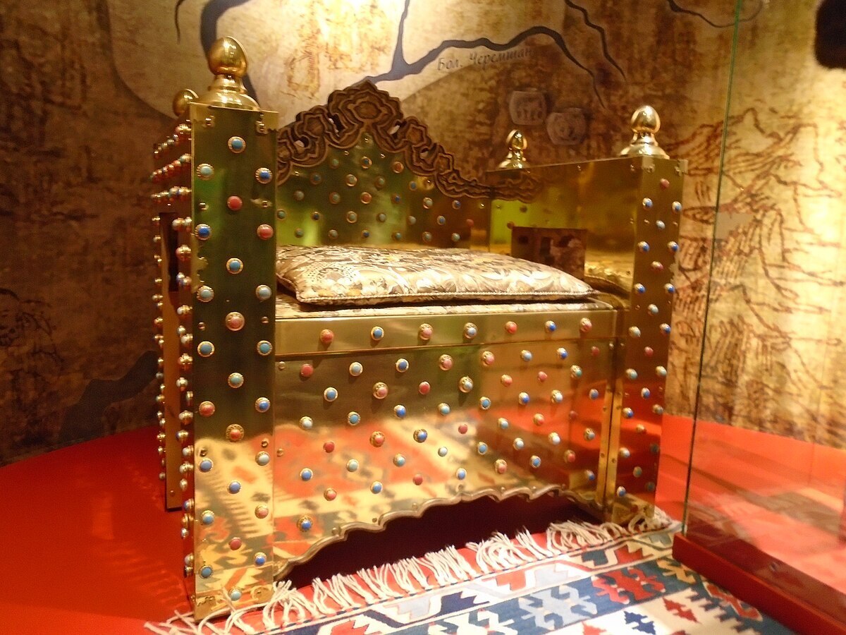 Тронное кресло казанских ханов. Реконструкция Н. Т. Хазиахметова, 2006 г. Музей истории государственности татарского народа и Республики Татарстан, Государственный историко-архитектурный и художественный музей-заповедник «Казанский Кремль». Фото: Вячеслав Кириллин. Тронное кресло казанских ханов. Реконструкция Н. Т. Хазиахметова, 2006 г. Музей истории государственности татарского народа и Республики Татарстан, Государственный историко-архитектурный и художественный музей-заповедник «Казанский Кремль». Фото: Вячеслав Кириллин.