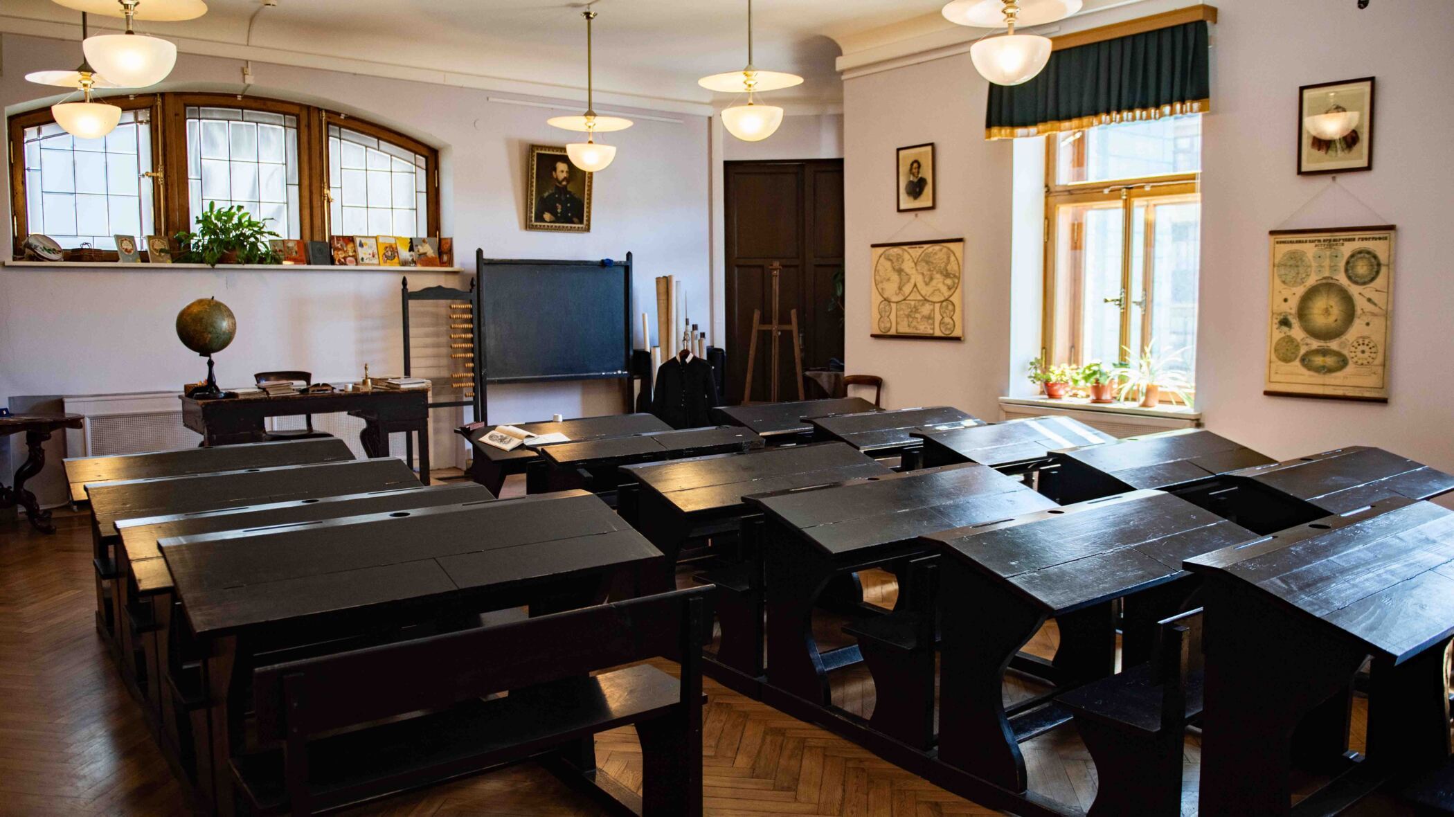 22 марта, воскресенье, 12.00 «Чем писали в старину» Занятие с творческим заданием для семейной аудитории с детьми от 7 лет На занятии дети познакомятся с историей письменности и письменных принадлежностей, узнают о том, как в древности использовали для письма пергамент, восковую дощечку и бересту. Каждый участник занятия сможет проверить трудно ли писать перьевой ручкой и выяснить, в чём секрет «песочницы», пресс-папье и чернильницы-непроливайки. Билеты: https://polithistory.tn-cloud.ru/event/6ED1D8E57C803C66FA59231C0B71DF2FD00AEBA9/2026-03-22/12:00