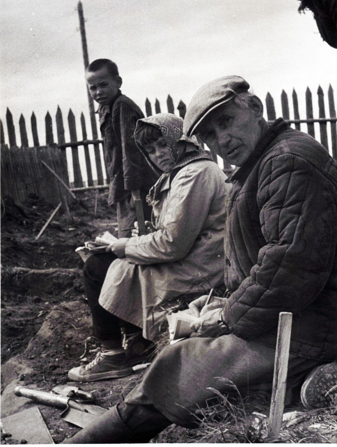 И.А.Лунегов за описанием предметов из Редикорского могильника, 1950 г. 