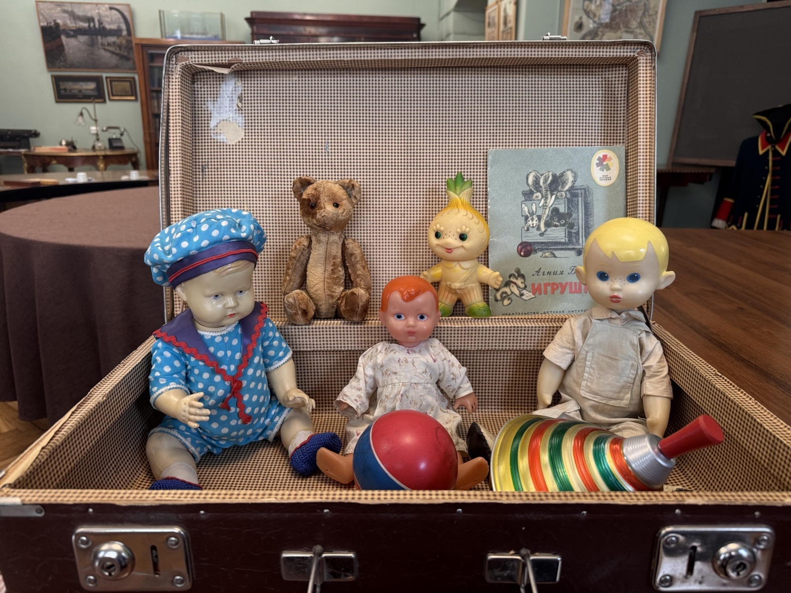 3 апреля, пятница, 16.00 «Куклы большой страны» Занятие для семейной аудитории с детьми от 7 лет Рассматривая кукол и детские игрушки прошлого века, можно увидеть, как менялся мир детства за сто лет. Нарядных барышень из ткани и фарфора сменяют озорные мальчуганы и пупсы из пластмассы. Рядом с героями детских сказок на полках появляются покорители космического пространства, спортсмены и даже школьники. Во что раньше играли девочки и мальчики? Могут ли игрушки чему-то научить, или они только развлекают? Как с помощью кукол приучить детей к труду и познакомить с разными профессиями? Можно ли найти игрушки в музее для взрослых? Поищем, рассмотрим, поиграем, обсудим! А помогут нам известные стихи советских поэтов А. Барто, С. Маршака, М. Дружининой и других! Билеты: https://polithistory.tn-cloud.ru/event/5423ACAD429E156381CB597A66B8307E10E4B8D5/2026-04-03/16:00 