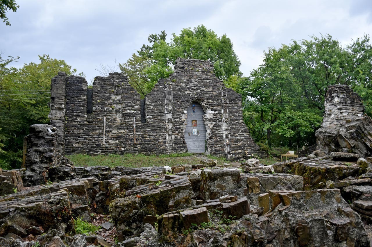 Руины византийского храма в Лоо. Фото: nashaplaneta.net Руины византийского храма в Лоо. Фото: nashaplaneta.net