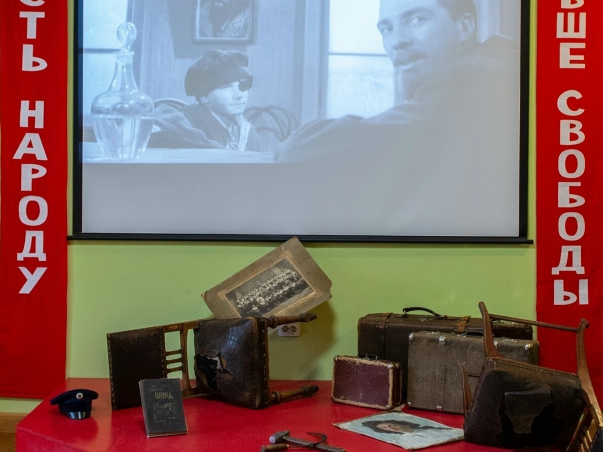 5 апреля, воскресенье, 12.00 «Республика ШКИД» Занятие для семейной аудитории с детьми от 12 лет Начало XX века было бурным и неспокойным, рушились империи, бушевали войны и революции, на руинах «старого мира» остались тысячи голодных, осиротевших детей. Новое государство рабочих и крестьян верит в будущее и берет на себя заботу о беспризорниках. Вызов времени бросают мудрые педагоги и их ученики, подростки, выбравшие труд и образование, чтобы «выйти в люди». Предлагаем погрузиться в атмосферу революционного Петрограда–Ленинграда середины 1920-х годов, в эпоху, когда среди нищеты и разрухи, голода и холода рождалась будущая советская трудовая школа. История одной из них была описана в известной автобиографической повести Г. Белых и Л. Пантелеева «Республика ШКИД». Билеты: https://polithistory.tn-cloud.ru/event/5423ACAD429E156381CB597A66B8307E10E4B8D5/2026-04-05/12:00    КУПИТЬ БИЛЕТЫ ОНЛАЙН МОЖНО ТОЛЬКО НА ОФИЦИАЛЬНОМ САЙТЕ МУЗЕЯ.  Справки по телефону: (812) 600-20-00.