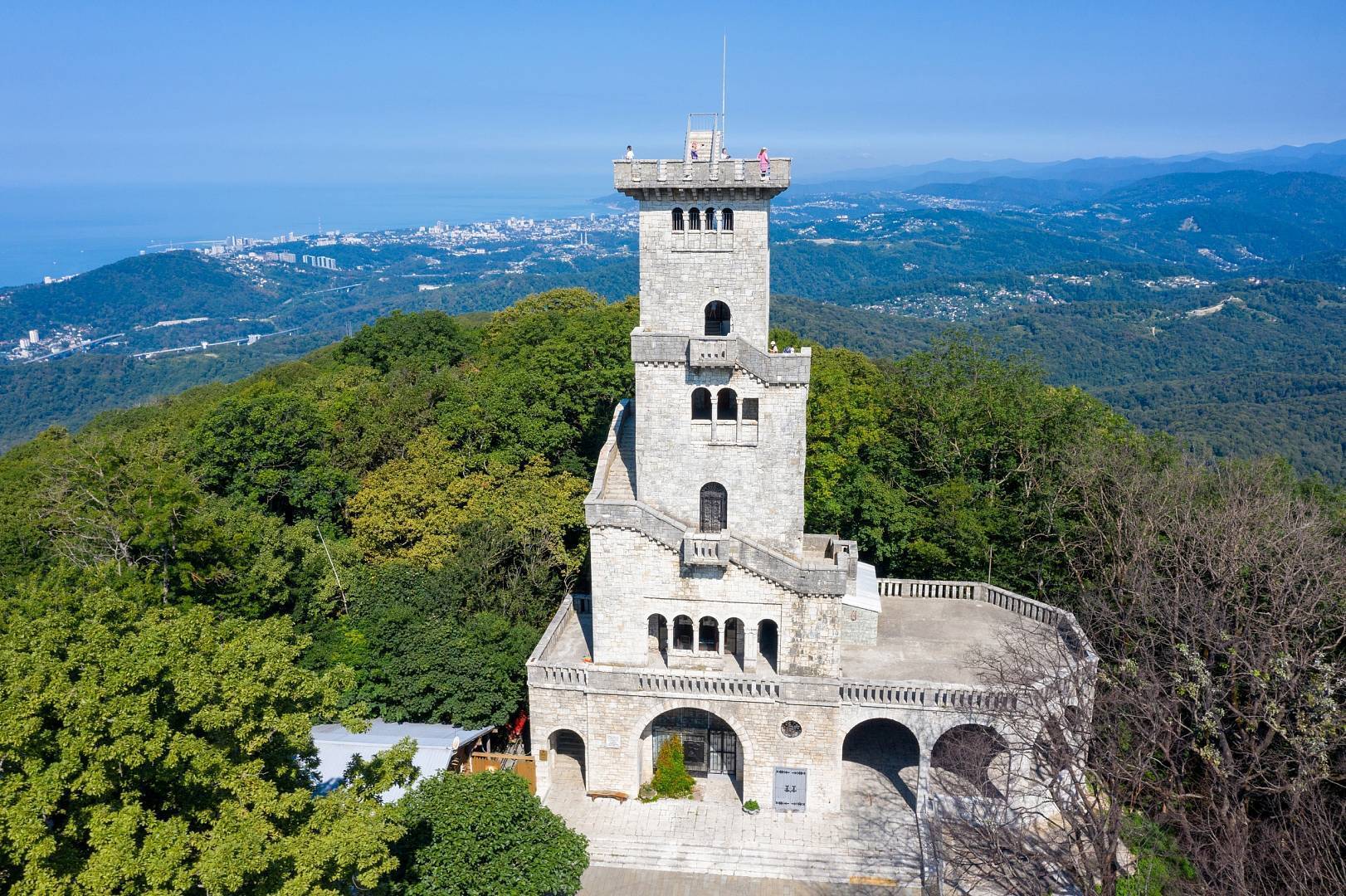 Башня на горе Ахун. Фото: npsochi.ru Башня на горе Ахун. Фото: npsochi.ru