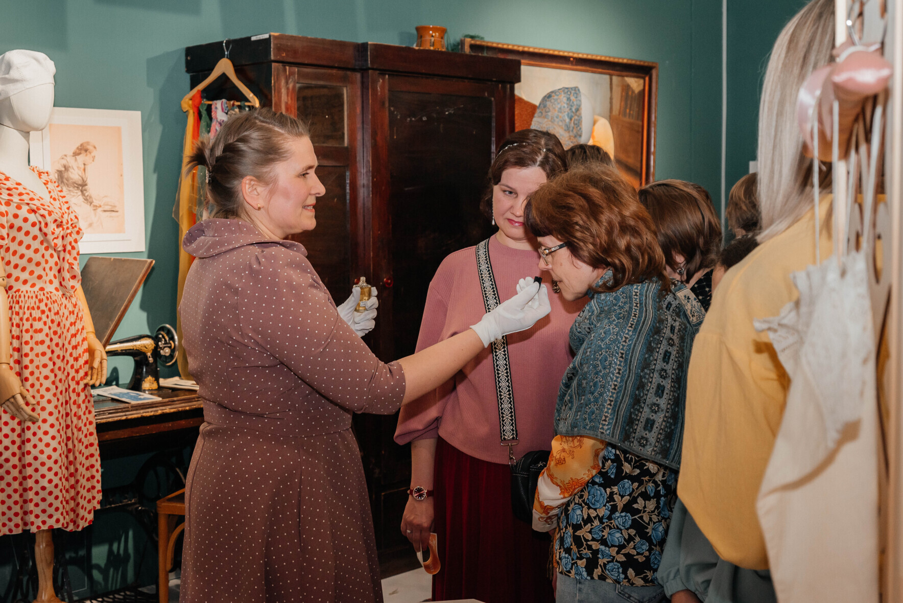 Куратор выставки показывает экспонаты