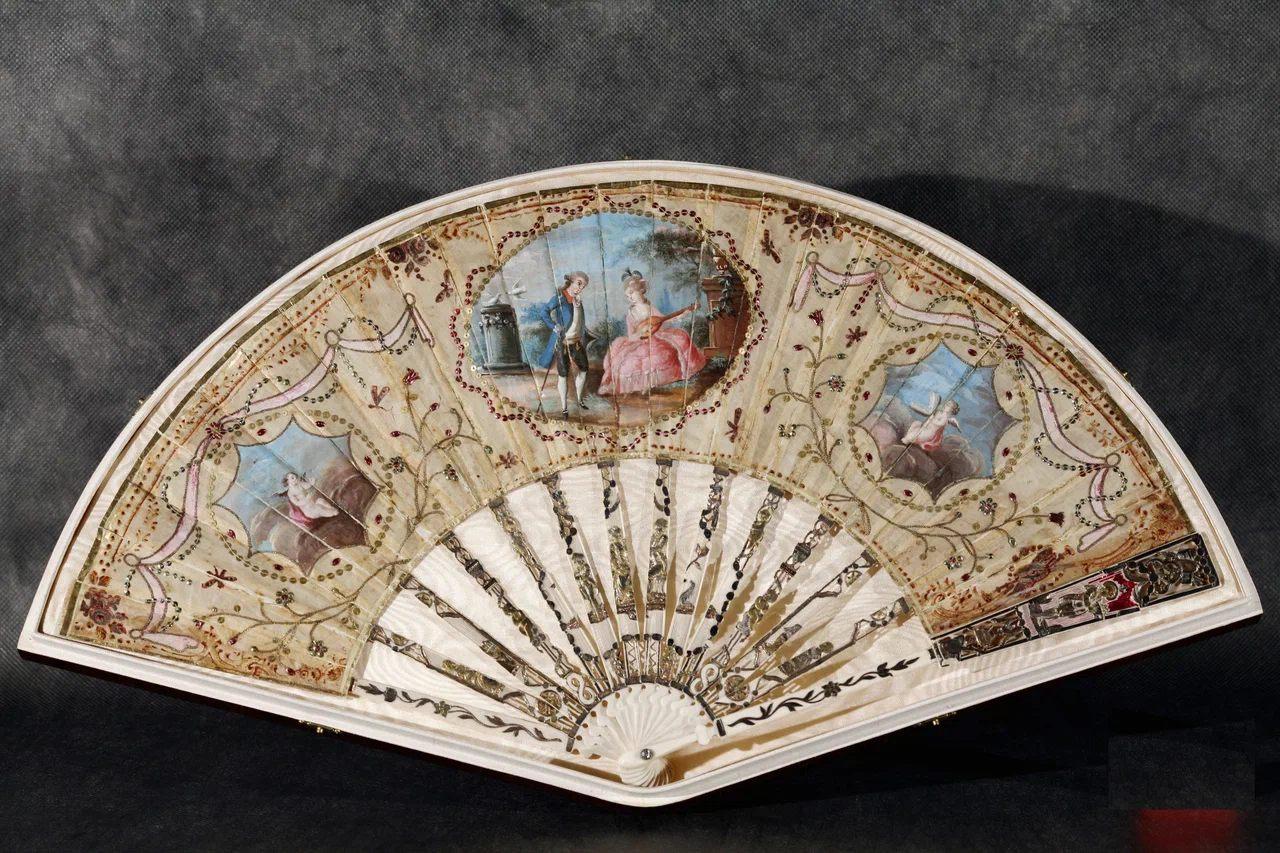 Выставка «Шёлк, парча, атлас и бисер. Одежда и аксессуары XVIII–XIX вв.»