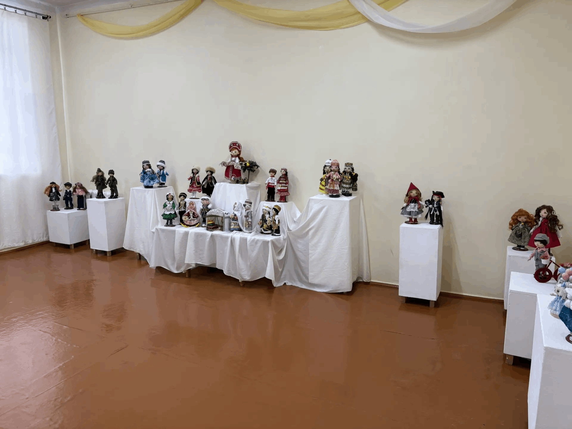 Выставка текстильных и вязаных кукол