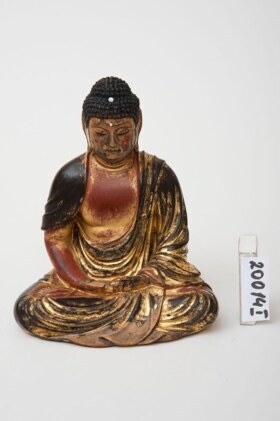 雕塑"佛坐在莲花宝座上"。