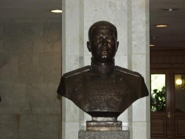 portrait of the knight of the Order of Victory, R.J. Malinovsky. The pedestal to