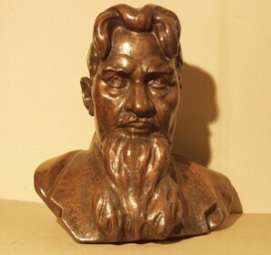 Portrait of Kurchatov I.V. Sculpture